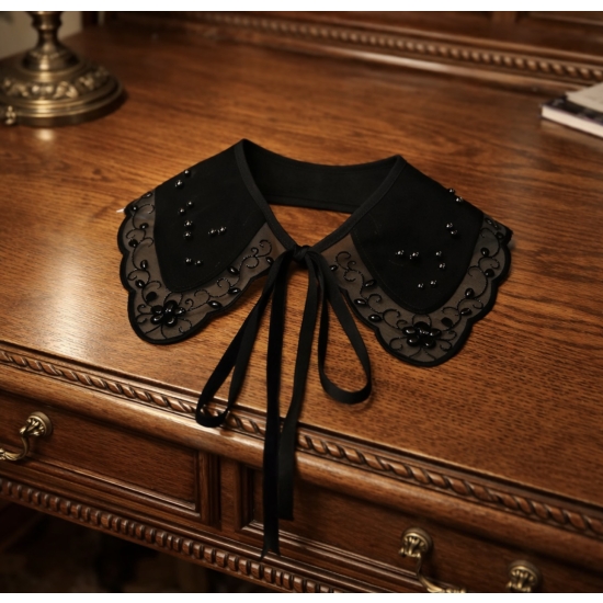 Czarny kołnierzyk z tiulu z perełkami i wiązaniem – modowy detal do stylizacji.